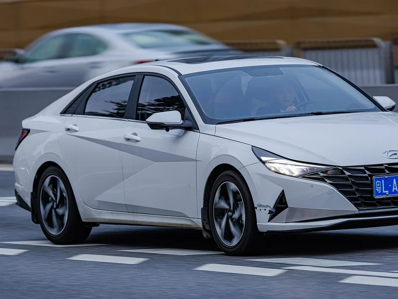 Hyundai Elantra из Китая, вид спереди в три четверти