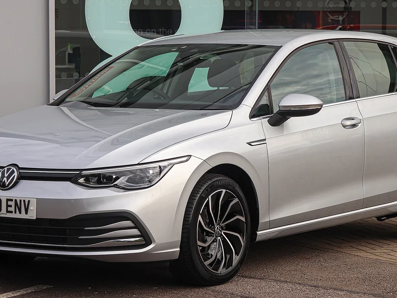 Volkswagen Golf, вид спереди в три четверти