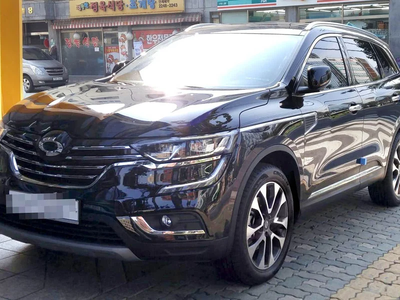 Renault Samsung QM6 из Кореи, вид спереди в три четверти