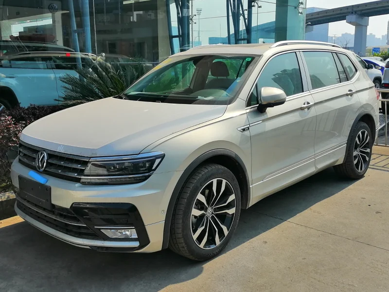 Volkswagen Tiguan L из Китая, вид спереди в три четверти