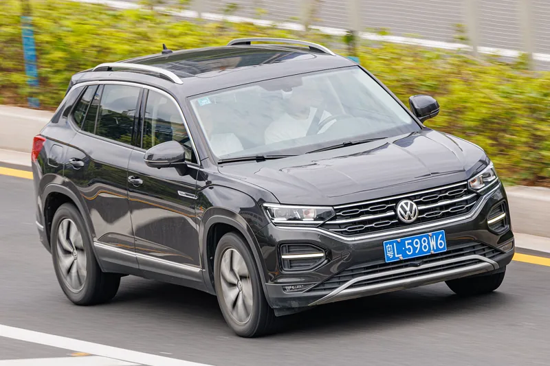 Volkswagen Tayron 1.4 TSI 2022 тёмно-серый, вид спереди