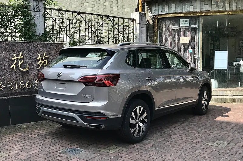 Volkswagen Tayron 1.4 TSI 2021 серебристый, вид сзади