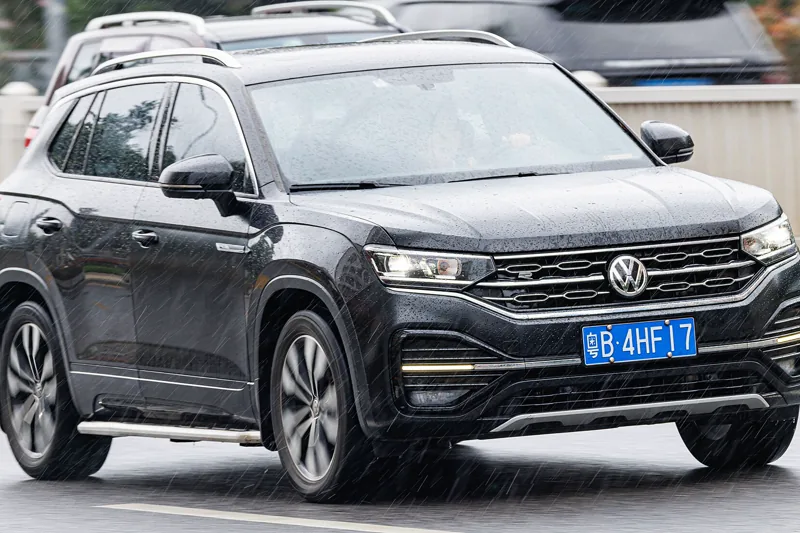 Volkswagen Tayron 1.4 TSI 2023 тёмный, вид спереди