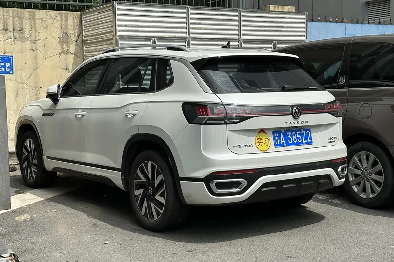 Volkswagen Tayron 2023 белый, вид сзади