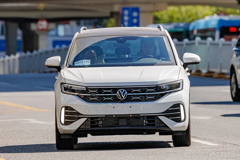 Volkswagen Tayron 2022 белый в движении, вид спереди
