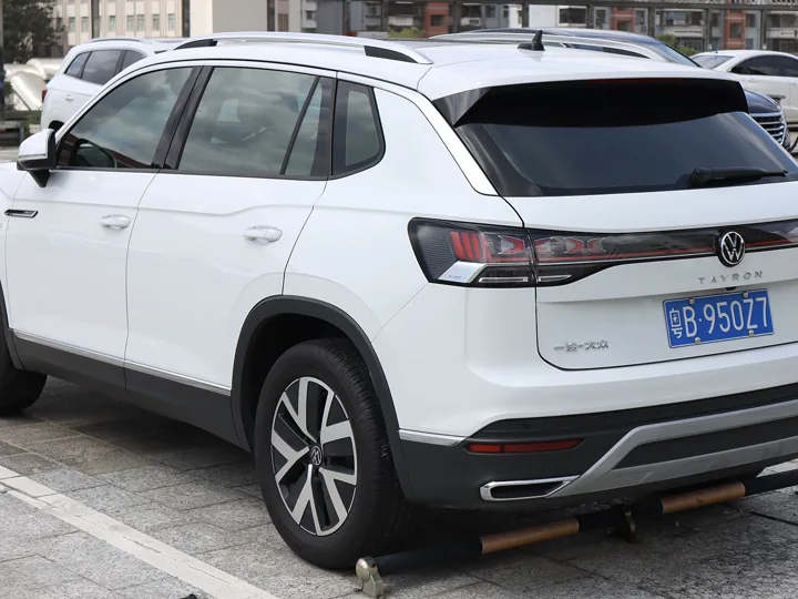 Volkswagen Tayron белый, вид сзади три четверти
