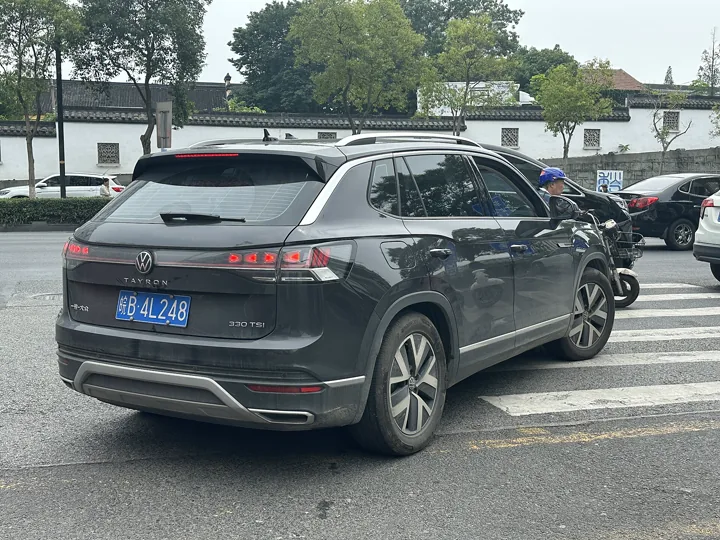 Volkswagen Tayron тёмно-серый, вид сбоку сзади