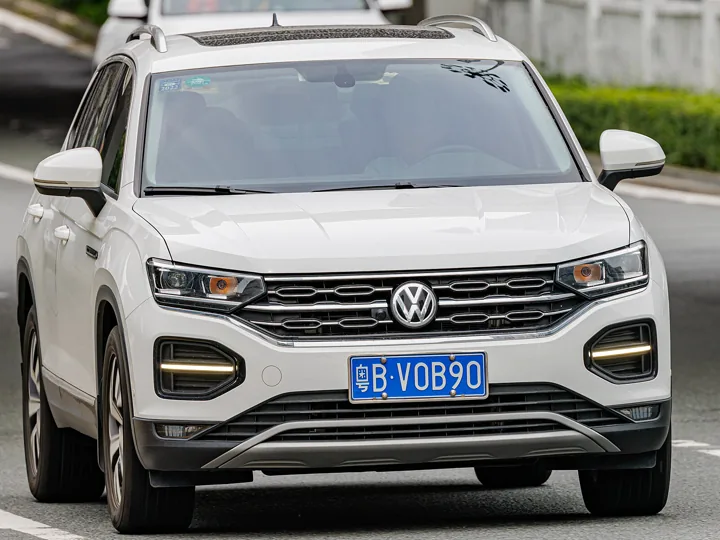 Volkswagen Tayron белый, вид спереди