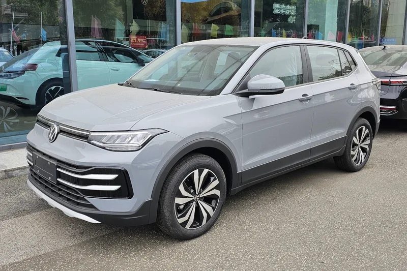 Новый Volkswagen Tharu 1.5 серый, вид спереди в три четверти