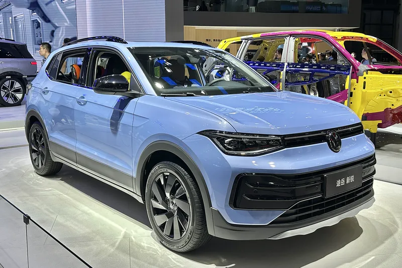Новый Volkswagen Tharu 1.5 голубой, вид спереди в три четверти