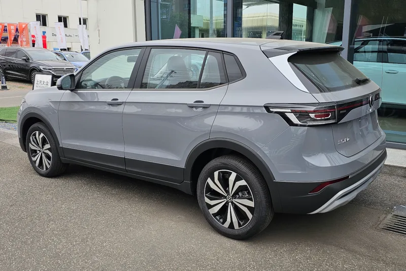 Новый Volkswagen Tharu 1.5 серый, вид сзади в три четверти